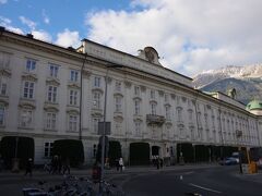 王宮（Hofburg Innsbruck）
1460年頃、チロルの領主ジークムント太公と、ハプスブルク皇帝マクシミリアン1世の下で後期ゴシックのスタイルで建設されました。
1754年～73年にマリア・テレジアによってバロック様式に改築されて豪華な宮殿になりました。
1765年にはマリア・テレジアの三男レオポルド2世とスペイン王女マリア・ルドヴィカの婚礼が行われました。その最中にマリア・テレジアの夫フランツ１世が急死しました。
このため、結婚を祝して建てた凱旋門には、南側に「生と幸福」、北側には「死と悲しみ」のモチーフが刻まれました。

