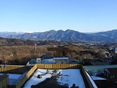 部屋からの眺望。青空が広がる。
正面に小野子三山。左から十二ヶ岳、中ノ岳、小野子山。小野子山（1,208m）は直線距離で約9.5km。