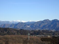 小野子三山（十二ヶ岳）の左後方に真っ白な谷川連峰。