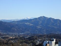 小野子三山の右手に子持山。