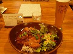 せっかく旅行したのだからご当地名物を食べたいということで富士ヶ嶺ポークを使用したカツカレーを注文。あと地ビールも。