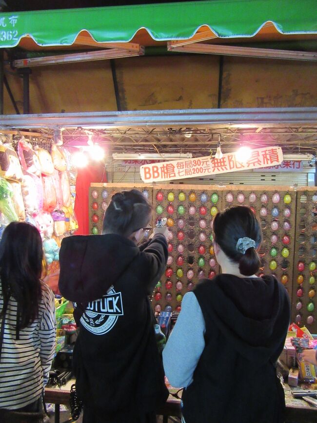 風船射的（BB弾）　青年、カッコも決まって的にも当たっているが、<br />オートマチックの構え方でグリップの下持っちゃ駄目でござるよ、<br />其処持つと火傷しちゃうよ～　未だ兵役行ってないでしょ？