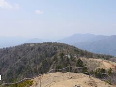 山頂からの風景。先ほど通ってきた広場の様子。
ゴールデンウィーク中ながら、登山者は多すぎずちょうどよかった。