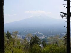 富士山を正面に見えるロケーション。
山頂は雲の中、そしてガスっているのであまり眺望は得られない。