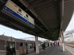 13時17分。大垣から40分ほど揺られて、ついに米原へ。

駅名標のデザインが変わります。ここからはJR西日本エリアです。
新快速の電車を見ると、いよいよ関西圏に来たことを実感しますね。

ここで予定より約２時間早まっています。
だいぶ時間貯金が増えました。