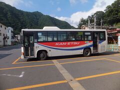 ここから接続が1時間以上あいてしまうので18きっぷを使わずワープします。駅前のバス停から路線バスに乗車しました。

乗るのは関越交通のバスになります。
http://www.kan-etsu.net/publics/index/20/