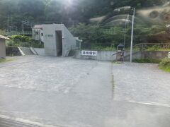 湯檜曽駅前を通過します。