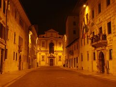 せっかくなので、違う道から帰ります。
聖フランシスコ教会（Chiesa San Francesco Saverio）に向かうロドルフォ・ベレンツァニ通り（Via Rodolfo Belenzani）を行きます。
