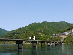 清龍に架かるシンプルな構造の橋。
日本の原風景を見ているようでのどかで落ち着く風景だ。