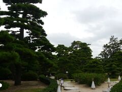 内部は風情あふれる庭園風の造り。
高松城の跡地に位置する公園である。