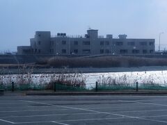 三重津海軍所は、現在の佐賀市諸富町・川副町の川沿いの一帯にありました。
このあたりは、幕末当時は「三重」という地域区分であり、その港であるというところから三重の津（津は港の意味）、すなわち三重津と呼ばれ、その規模は今の早津江川の西側の河川敷約600mにわたって広がっていました。
 
船屋地区海軍所として整備される前は、佐賀藩が所有していた和船を管理していました。
 海軍所のはじまりである「御船手稽古所（おふなてけいこしょ）」が置かれた場所です。稽古場地区長崎海軍伝習所で学んだ伝習生たちが教官となって、藩士らに航海術や測量術、造船術などの教育が行われました。修覆場地区洋式船の修理に必要な部品の補修・製造を行う製作場や修船の際に船を引き入れるためのドックがつくられました。 

三重津海軍所跡は、日本が西洋の船舶技術の導入を行い、自力による近代化を目指した過程を知るうえでの貴重な遺跡として評価されています。
 西洋のドックは主に石やレンガを材料につくられますが、三重津海軍所のドックは「木」や「土」、和船に使う「船釘」などを用いる、日本の伝統技術を駆使してつくられました。 三重津海軍所跡のドックは、洋式船の修理用ドックとしては現存する国内最古のものです。

ドック（船渠）とは、船をつくったり修理したりする施設のことです。
 通常、ドック内の水は大型のポンプで汲み出して排水されますが、当時はそのような機械がなかったため、三重津海軍所のドックは、日本一とも言われる有明海の潮の干満差を利用して、満潮時に船をドック内に入れ、潮が引くことで自然に排水されるという仕組みになっていました。 

当時佐賀藩が所有していた和船は全長20m程度でしたが、幕末にオランダから輸入した蒸気軍艦「電流丸」は全長45mもありました。
その大きさは、とても船屋地区では管理や修理ができるものではありませんでした。そこで、南端におかれた「修覆場地区」に、このような大型の洋式船を修理するためのドックをつくったのです。
  
三重津海軍所跡のドックの護岸遺構は木材でつくられているため、地上で空気にさらされていると乾燥で風化してしまいます。
 風化を防ぎ保護するために、遺構は地中に埋め戻されており、実物を見ることができません。 
http://mietsu-sekaiisan.jp/about/ より引用