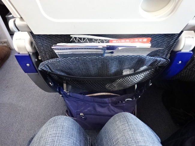 Ｙ席エリアの２列目の通路側を指定しました。身長１５５．５センチの私が着席するとこんな感じ。私の膝と前席の間はげんこつ２つ分くらいの余裕があります。