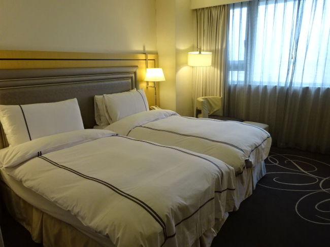 今回はツインルームにしました。この写真では普通のベットに見えますが、身長１８０センチのがっちり体型の夫には視覚的に狭く感じてしまったようです。