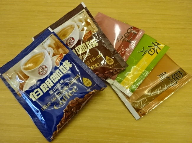 これが置かれていました。Ｍｒブラウンのミックスコーヒーはうれしいサービスです。お試しできて美味しかったらスーパーでお土産に買うこともできますしね。