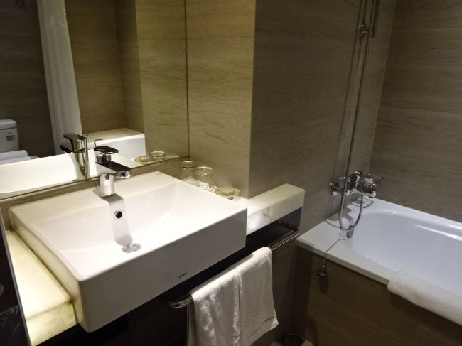 バスルームです。洗面台には拡大鏡も備えられています。アメニティは最低限必要なものはありますが、普段使いなれているものを持参した方が良いと思います。