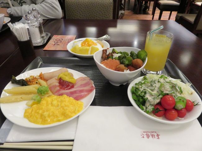 ホテルの朝食。毎日バイキングでおなかいっぱいです。