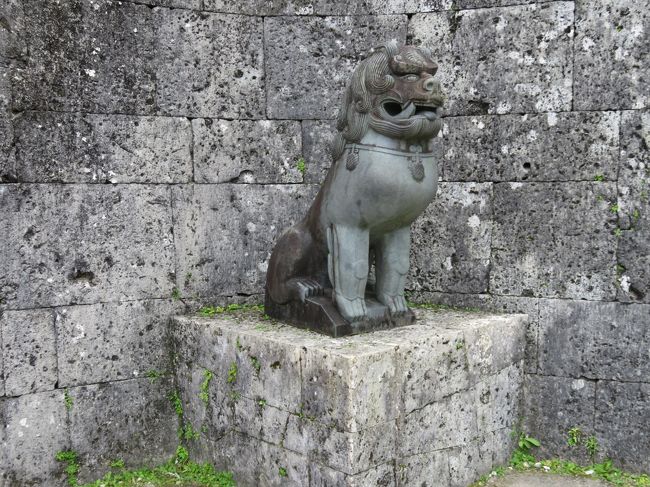 両脇にはシーサーがいました。