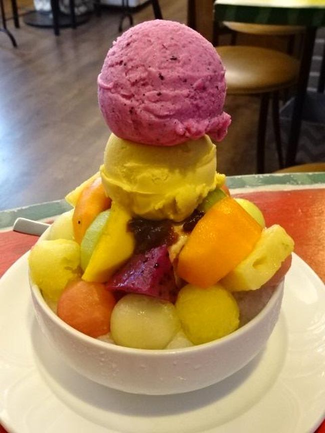 こちらに来たら、買い物だけで帰るわけにはいきませんよね。きちんと食べますよ。フルーツ盛り合わせ。アイスは２つ乗せを選びました。ドラゴンフルーツとマンゴーアイスを選択。フルーツの下は氷です。台北は２０度近い気温だったので、大変美味しくいただきました。