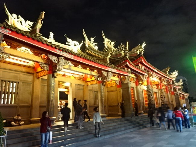 ＭＲＴでホテルへ戻ります。夕食の前に行天宮でお参りをしました。