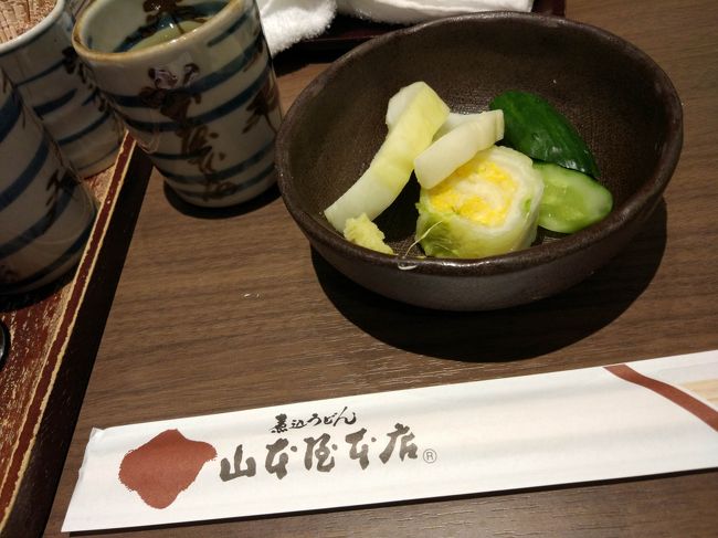 先にお茶と漬物が運ばれてきました。<br /><br />漬物はおかわり自由、とのこと。<br />まわりを見渡すと、皆さんよくおかわりをしていますね。<br />