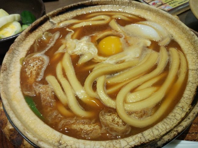 なんだか具が少なくて、ショボイ感じ。<br />ねぎと油揚げと、かまぼこが少し…<br />