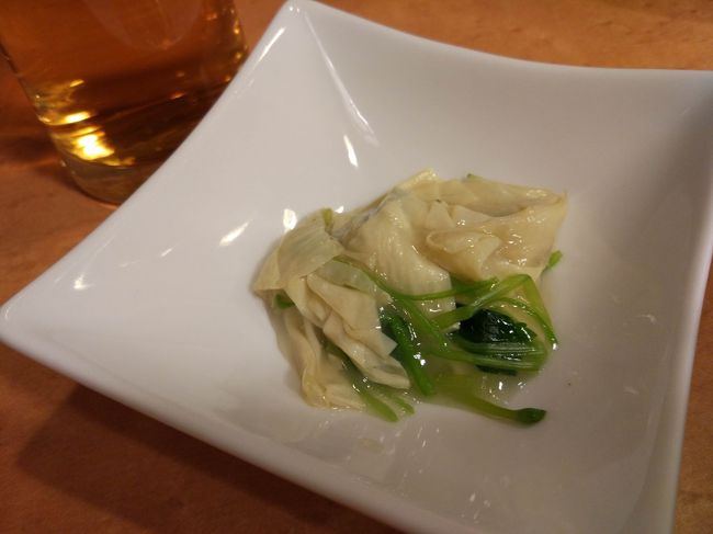 お通し。<br /><br />湯葉なのかな、何か良く分からないです（汗）<br />