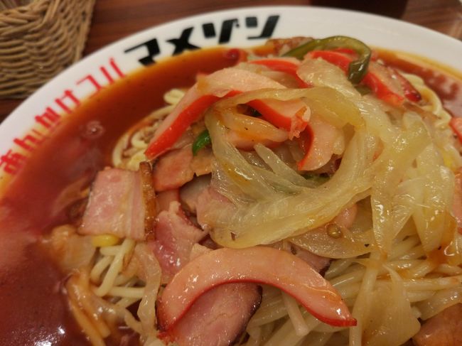 ウィンナーやベーコン、よく炒められた玉ねぎなど。<br /><br />麺は、かなり多めの油で炒められているようです。<br /><br />