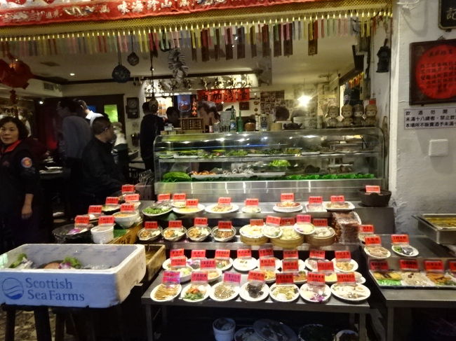 店の前にあるサンプルを見て、おじさんに注文します。値段も表記してあるので安心です。