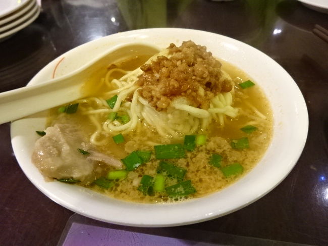 タンツー麺。海老出汁がきいてます。注文時に「ニンニクを入れるか」と聞いてくれます。私は抜きました。１人前が小さめです。