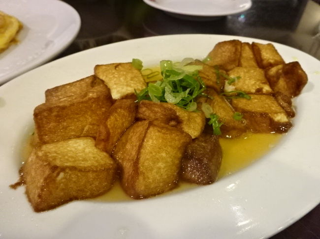 初めて台湾に来たときに、あまりのおいしさに感激をしたお料理。玉子豆腐の揚げ出しです。これがやさしいお味なんですけど、箸が止まらないのです。