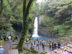 日本の滝百選に選ばれた
名滝です

下まで　下って行きます