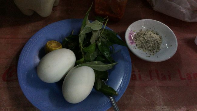 発見！孵化寸前のアヒルの卵です。東南アジアの定番ですね。みなさんもぜひ挑戦して下さい。