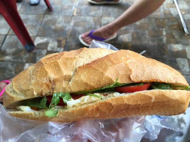私の好きな、フランスパン。現地では「サンドイッチ」として売っています。<br />バインミーと言い、10000ドン、50円です。
