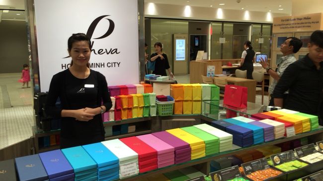 地下は、飲食店街で、チョコも売っていました。ショップのお姉さん。いい笑顔をありがとう。