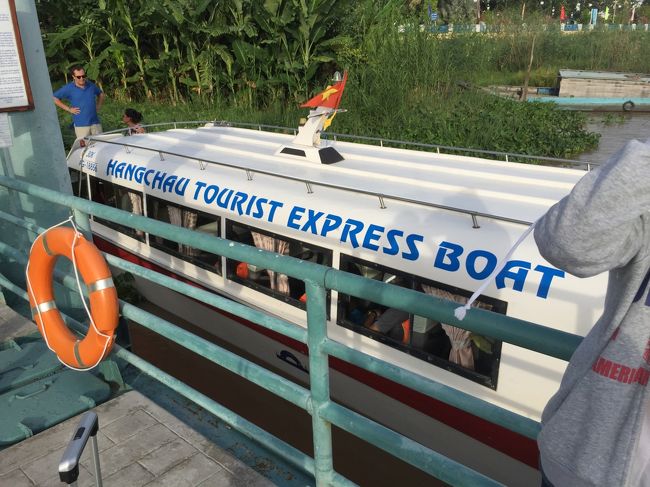 近くの、大きなホテルに、船着き場があり、そこから乗船します。