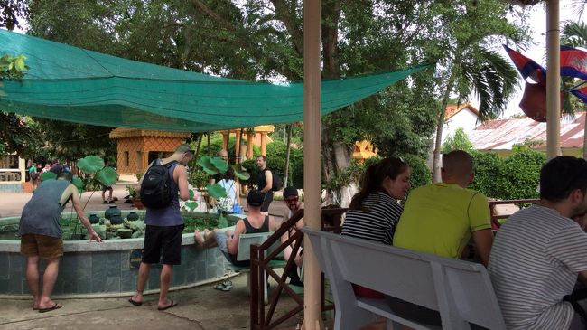 出入国審査を終え、くつろぐ人達。結構簡単に、出入国出来ました。手荷物の検査もなかったのですが・・・。いいのかな？？？