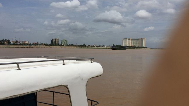 そうこうしているうちに、前方に、プノンペンのビル群？が見えてきました。おおよそ出発から、６時間。結構大変？