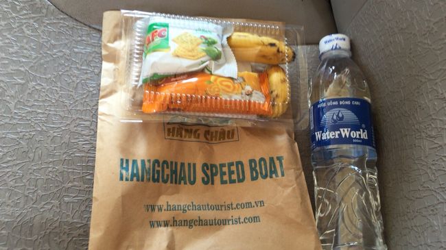 サービスで配られた、フルーツと水です。