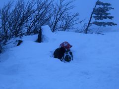 それでも地吹雪のなか半身になって雪で埋もれている大黒様までちょっと歩きました。とても地吹雪に向かって真っ直ぐに歩けません。
大黒様の手前にも仏像があるようなのですが完全に雪で埋もれています。
この辺りで標高1,432ｍのようです。