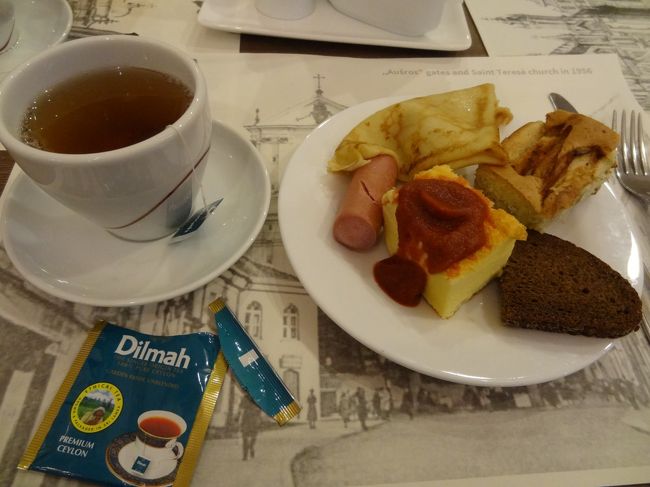 ２日目<br />朝ごはんです。<br /><br />バルト三国の主食の黒パン。<br />私は苦手な味でした。酸っぱいから…。