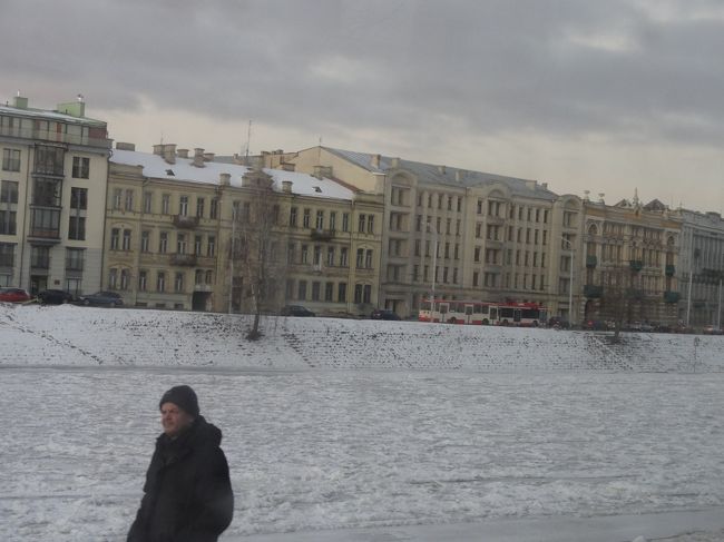 こちらの建物の前は川が流れています。<br />全面凍っていて、雪が積もっている状態に。<br /><br />この時、気温は－２℃くらい。<br />例年まれにみる温かさだそうです。