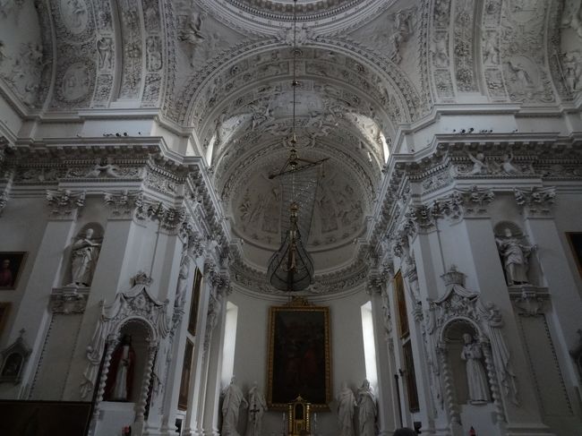 教会の中に入りました。<br /><br />圧倒されるほどの美しさでした。白が鮮やかでないところが、より厳かな雰囲気を出しているようでした。<br />