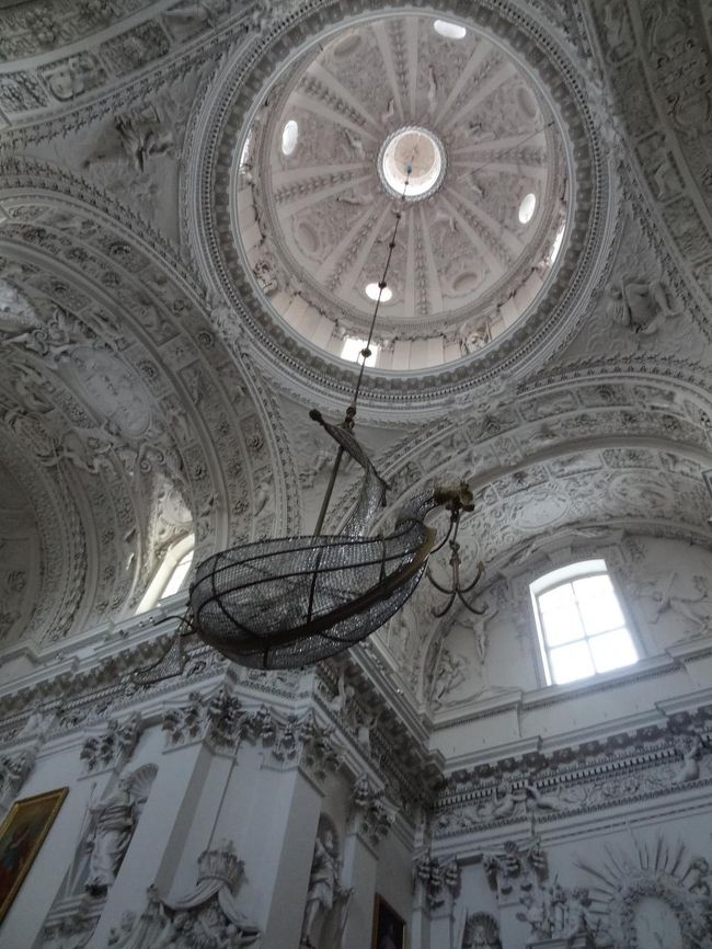 天井から吊られたシャンデリアは、船の形。<br />美しい。