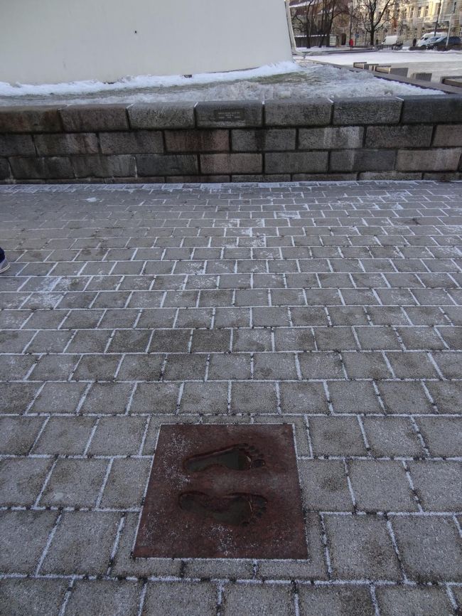 「人の鎖」の記念の石盤。