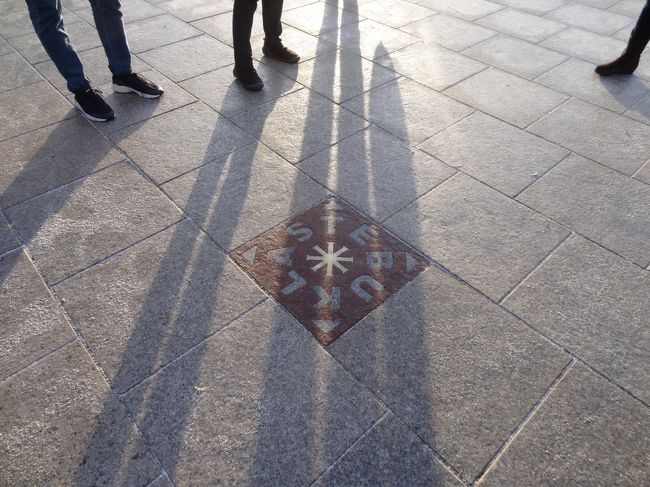 その前の広場にあったプレート。<br />この上で３回右に回ると願いがかなうとか。<br />もちろん、親友と二人で真剣に回りました。