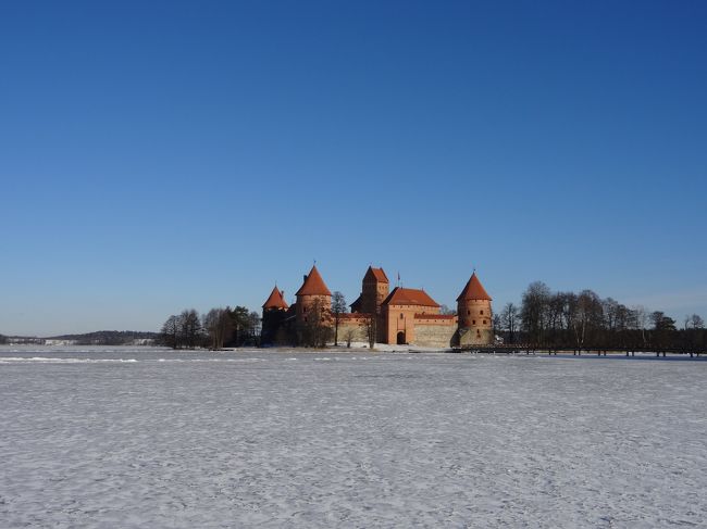 次はトラカイに向かいます。<br /><br />トラカイ城です。<br />手前の雪原は、夏場は湖。<br />現在は60㎝の氷がはっているので、湖の上を歩いて渡れます。<br /><br />おそるおそる湖上に立つ…