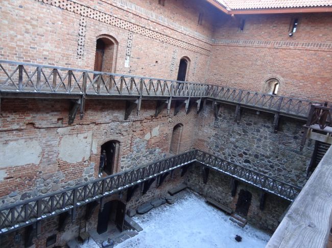 トラカイ城の内部。<br /><br />中は別料金。カメラ持ち込みはさらにお金必要です。<br />中に入るのに６ユーロ。カメラ持ち込みに１．５ユーロ。<br />ま、仕方ない。７．５ユーロ払って中に。<br /><br />お城とはいえ、とっても質素。各部屋に甲冑とかが展示されています。<br />全て展示室だと思っていると、お土産物屋さんもの部屋もいきなりあるので、ちょっとびっくりしました。<br /><br />