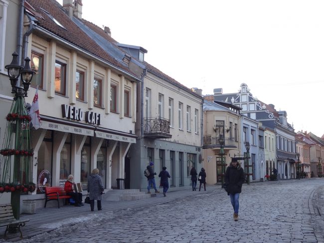 カウナスの街並み。<br />石畳はちょっと歩きにくい。地面は凍っているので滑らないよう注意が必要です。<br />ヒールは絶対にやめた方がいいと思います。