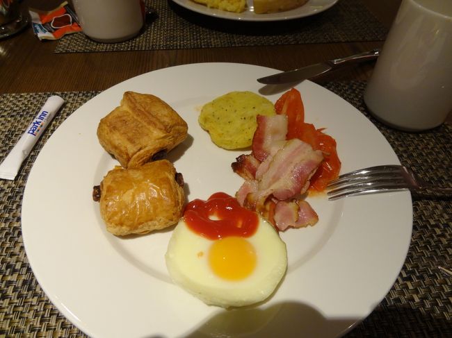 ３日目です。<br /><br />朝ごはん。<br />アジアと違って質素な感じ。<br />チョコデニッシュあった！<br />あとは焼きトマト。私は好きな味です。