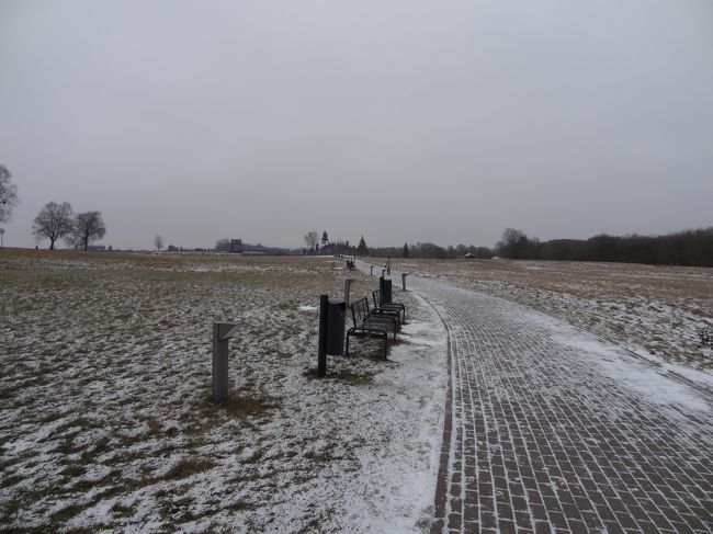 この日は、まずシャウレイの十字架の丘へ。<br /><br />風が強くて小雪が舞う、ものすごく寒かった…<br />遠くに十字架の丘が。